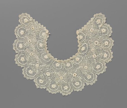 Collar of crocheted lace with three rows of relief roses and round scallops