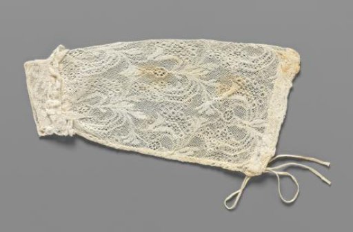 Under-sleeve for children's clothing of machine-made lace