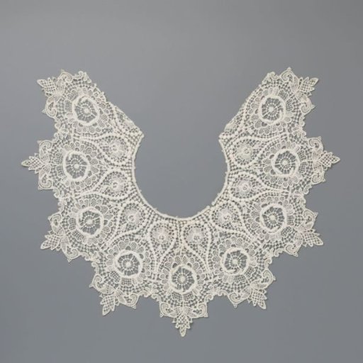 Collar of machine-made lace with nine circular flowers between ten roses in inverted drops