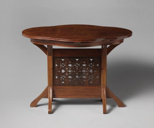 Table in oval shape with an openwork leaf motif