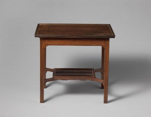 Table with two extendable leaves