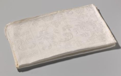 Tablecloth of linen damask with a floral pattern