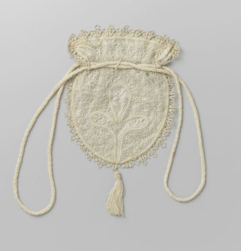Reticule of bobbin lace on a lining of ivory-coloured silk crepeline