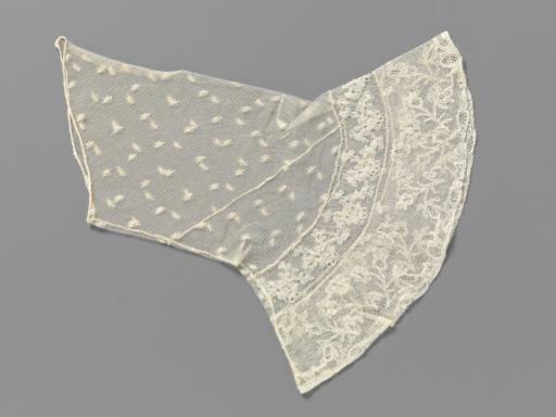 Under-sleeve of lace embroidery with a cuff consisting of two types of bobbin lace