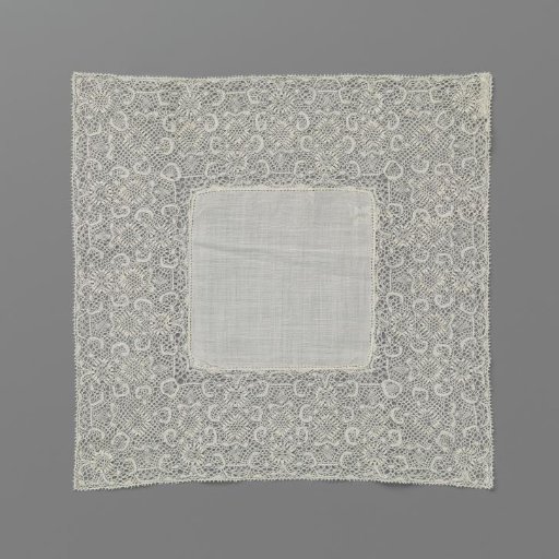 Handkerchief of bobbin lace with C-scrolls between which a diamond-shaped flower in a pot and a small round tree