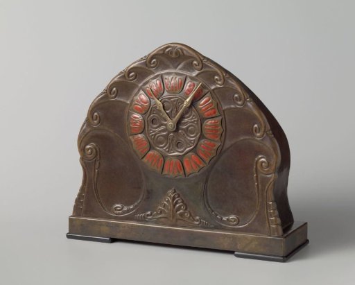 Mantel clock with Art Deco ornament