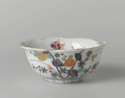 Spool bowl, painted with an Imari decoration