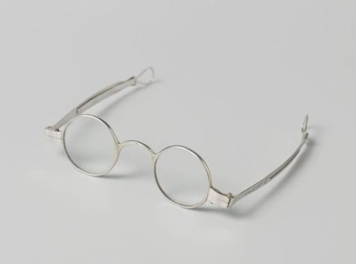 Spectacle case with spectacles