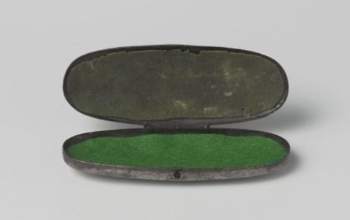 Spectacle case with spectacles