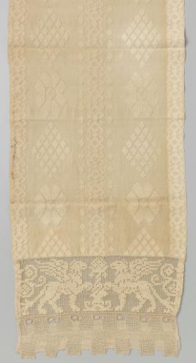 Buffet runner of ecru cotton, decorated with woven white relief motifs featuring three very large rosette flowers, above which two kinglets; at the top bobbin lace and at the bottom point lace.