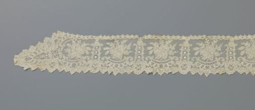 Collar of needle lace with flower branch in U-shaped cartouche