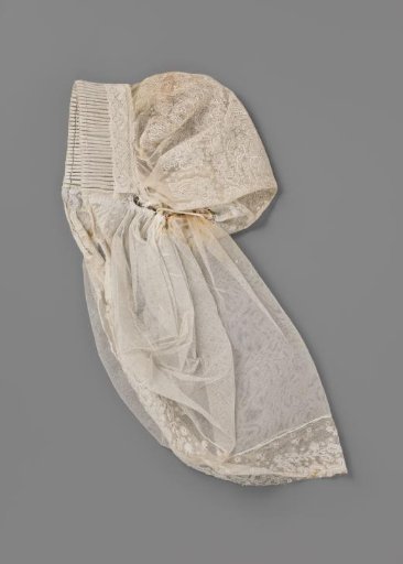 Poffer or Brabant poffer, with veil, decorated with tulle stuffing and Mechelen lace