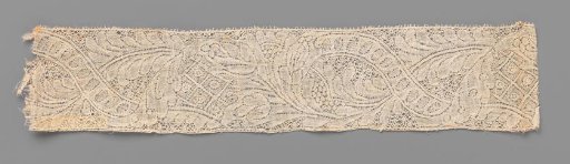 Strip of bobbin lace with an arch of six-petaled flowers and fan between a wavy ribbon with ovals and a field with checks
