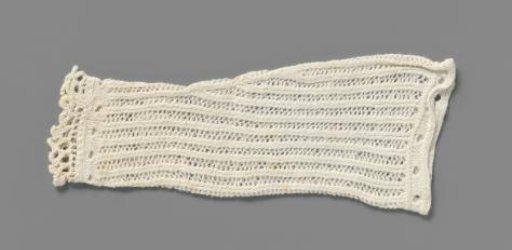 Mitten of white knitted cotton in openwork motif