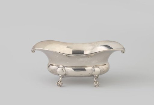 Snuff box, oval, on four claw feet
