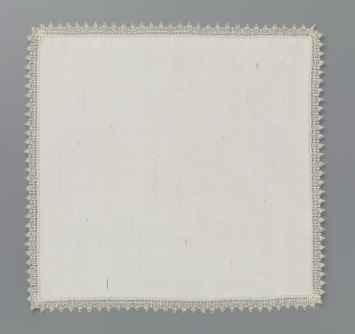 Handkerchief of linen with a border of bobbin lace with fine point shells
