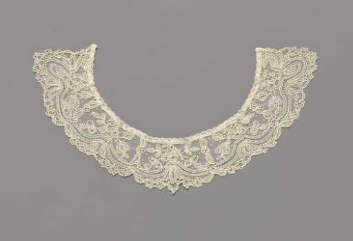 Collar of needle lace with symmetrical pattern of five rose fields