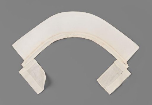 Collar of starched linen, belonging to the nursing uniform of a Deaconess