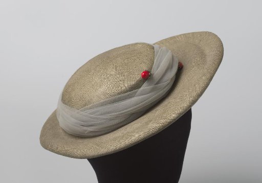 Hat of grey straw and grey tulle