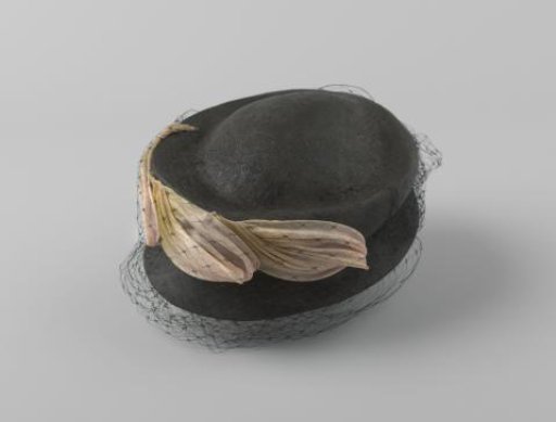 Hat of black straw, decorated with three tulip-shaped petals of rose silk