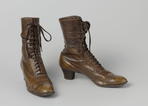 Lacing boot of brown leather