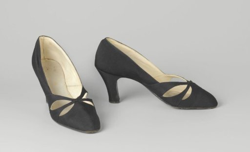 Evening shoe of black taffeta with openwork front