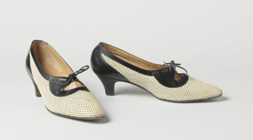 Shoe of white and black leather with pointed toe