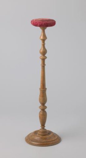 Hat Stand of Twisted Beechwood, on a Round Base Stands a Carved Log with a Round Support Upholstered in Pink Velvet