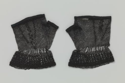Mittens of black cotton in Egyptian braiding
