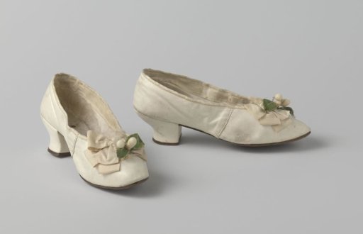 Shoe of white chrome leather with a Viennese heel and a rounded pointed toe