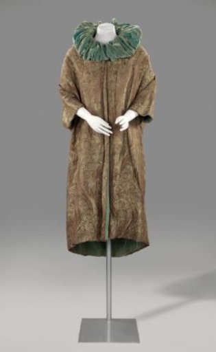 Dressing gown with a ruffled collar