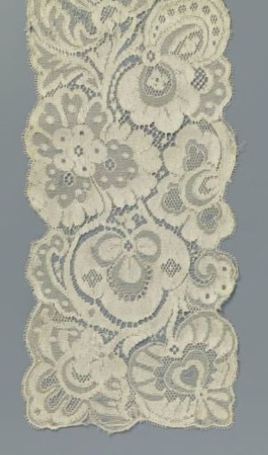 Stola of machine lace with symmetrical pattern of bold flowers
