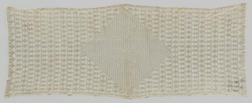 Rectangular scarf of white tulle with a large diamond pattern in silver lamé in the middle, filled with zigzag lines, around which alternately a row of stylised human figures and branches