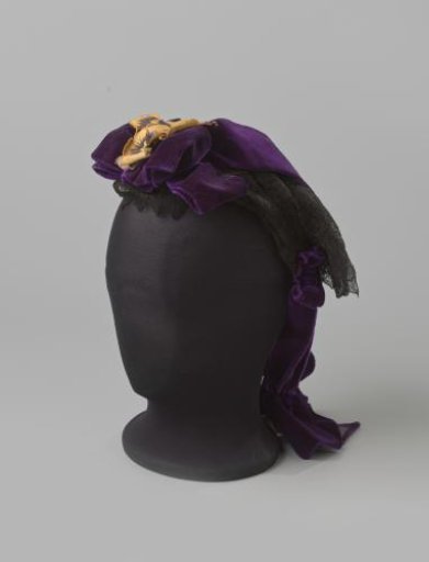 Bonnet-coiffure of machine-made black lace and purple velvet