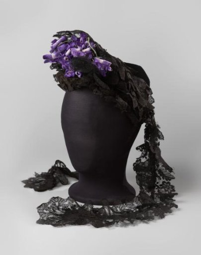 Capote bonnet of machine-made black Chantilly lace and black Blonde