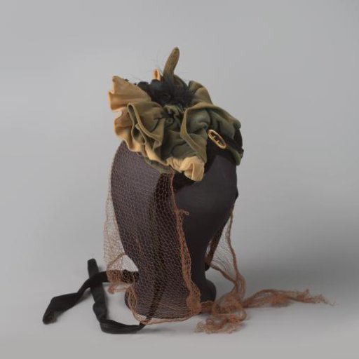 Hat, so-called capote bonnet of green and white velvet with black velvet ribbon and corsage as well as an aigrette and copper buckle, brown voile
