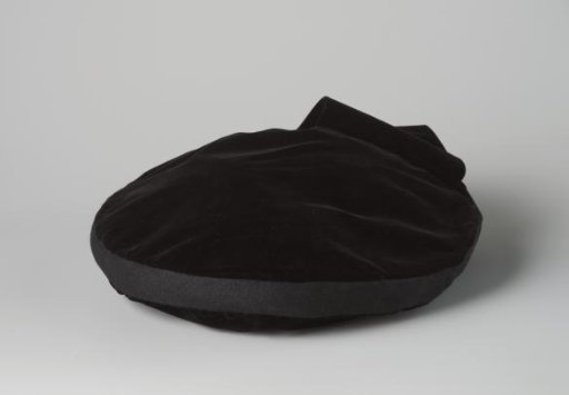 Hat of black velvet in beret model
