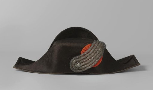Brooch with orange cockade, over which a silver loop of three double torsades with knot with crowned letter W in relief