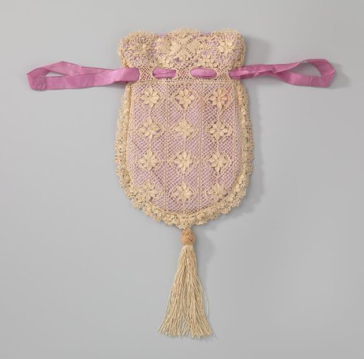Reticule in a rounded shape of ecru-colored lace consisting of a pattern of twelve rosettes on both sides, at the bottom a tassel