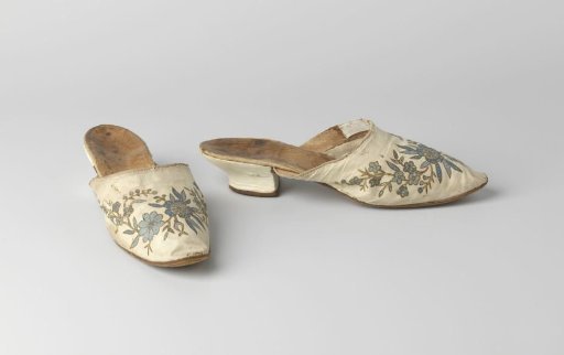 Slipper of printed cotton, with Viennese heel, three-quarter covered with white glacé