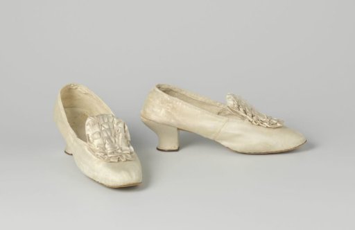 Lady's shoe of ivory-white satin with a standing flap on the instep decorated with a satin rosette