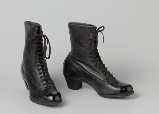 Laced boots of black box calf with lacquered toes