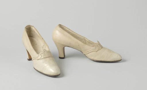 Pump of cream-colored leather with upturned flap on the instep