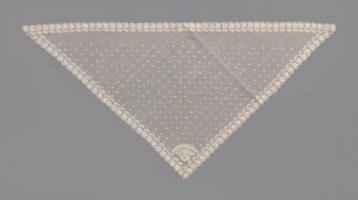 Fichu of lace embroidery on mesh with flowers set in sickle-shaped branches along the scalloped edge