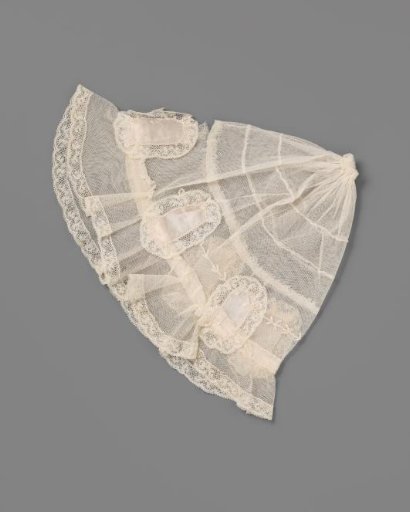 Negligée of tulle adorned with Valenciennes lace and silk