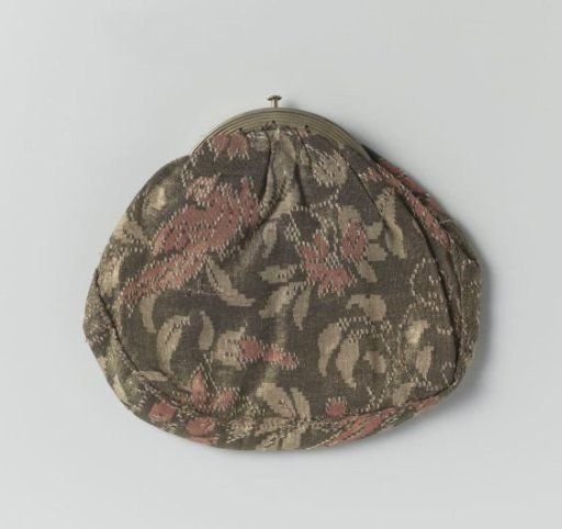 Handle bag in oval shape, of gold brocade with pink and brown pattern of birds and flowers, with a gilded silver handle with clasp