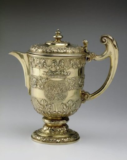 Can with lid of gilded silver with mirror monogram with the letters E A V B.