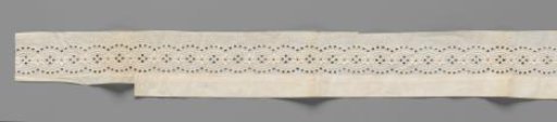 Strip of cotton with machine-made lace with linked ovals