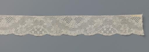 Border of bobbin lace with an arch of six-petaled flowers and a fan