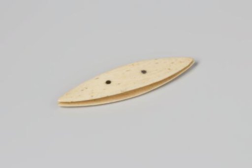 Wooden boat for bobbin lace work, with a block between the two discs, held together by two metal pins